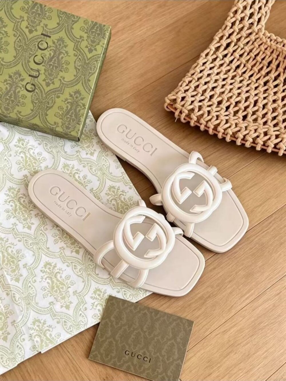GUCCI White Interlocking G Flat Summer Slide Sandals